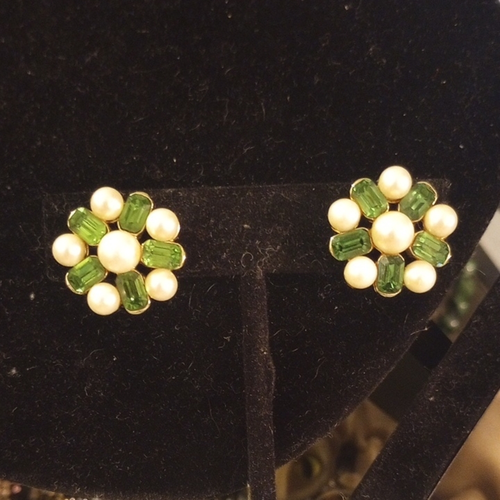 Lisner Signed Clip On Green and Pearl Earrings